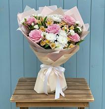 Букет цветов из:  Гвоздики, Орхидеи и Розы в Виля