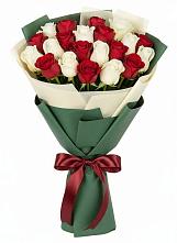 Букет Микс из красных и белых роз в Виля