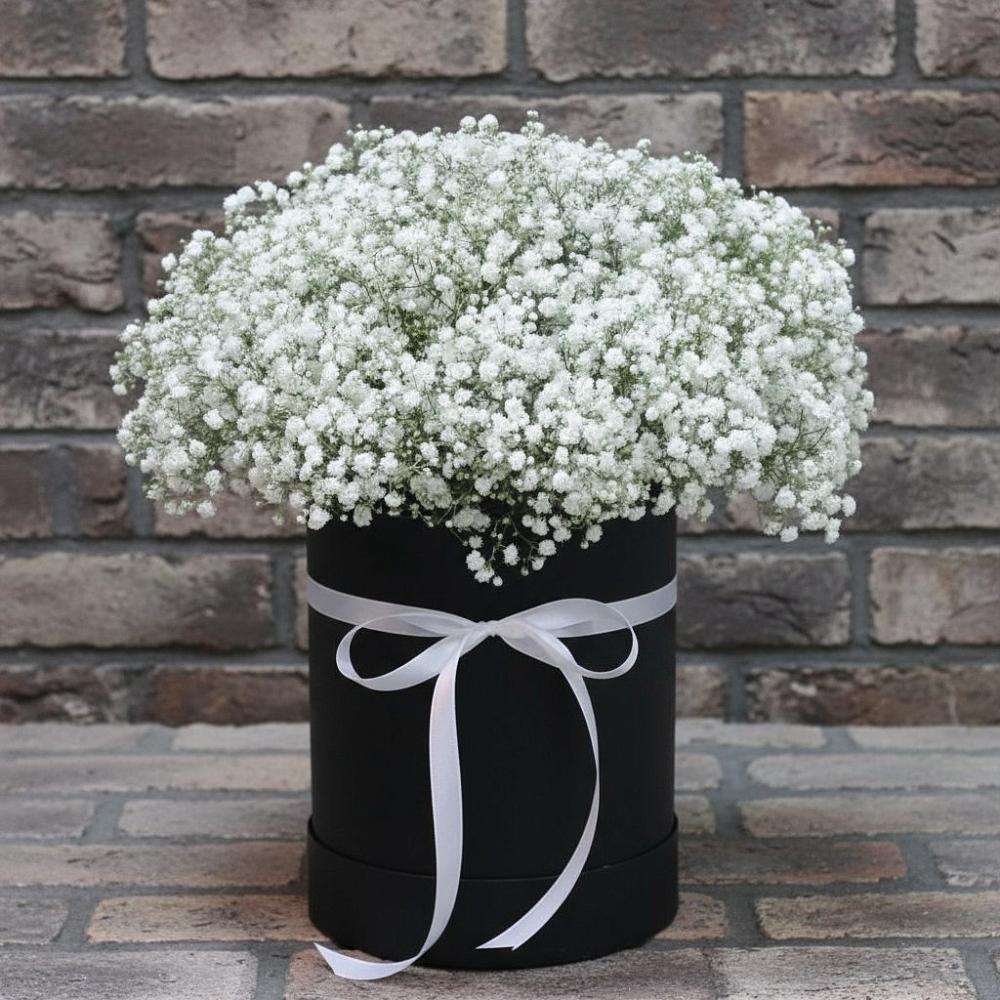 Цветочная композиция из Гипсофила в шляпной коробке в Виля