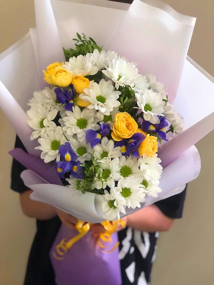 Букет цветов из: Ирисы, Хризантемы и Розы в Виля