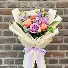 Букет цветов из:  Лизиантусы и Розы в Виля