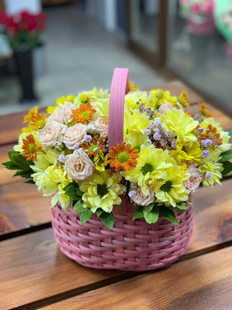 Цветочная композиция из Хризантемы и Розы в корзине в Виля