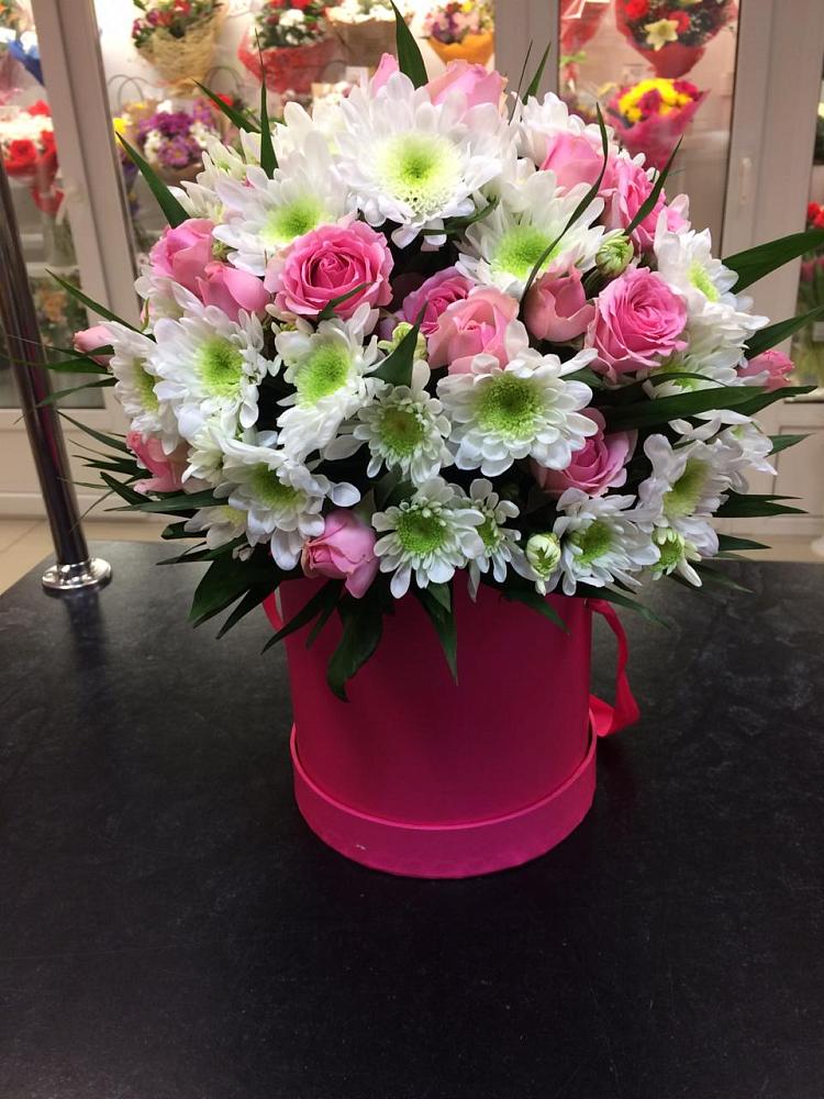 Цветочная композиция из Розы и Хризантемы в шляпной коробке в Виля