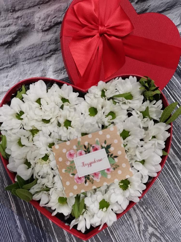 Цветочная композиция из Хризантемы в виде сердца в Виля