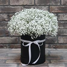 Цветочная композиция из Гипсофила в шляпной коробке в Виля