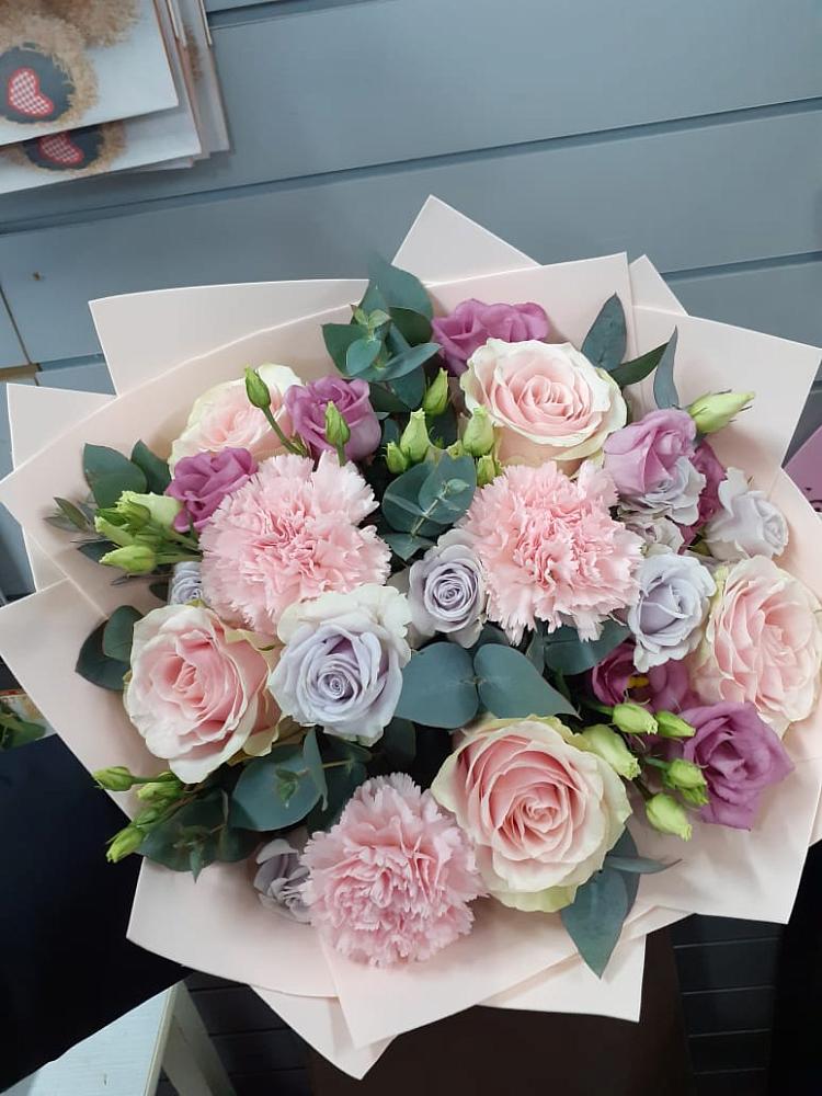 Букет цветов из: Розы, Гвоздики и Лизиантусы в Виля