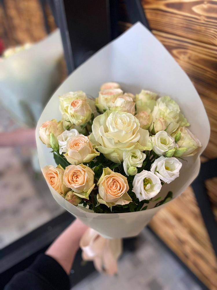 Букет цветов из: Розы и Лизиантусы в Виля